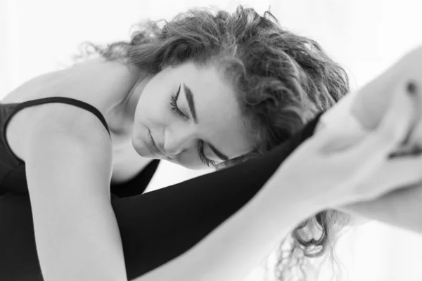 Ragazza ballerina con i capelli ricci. Foto in bianco e nero. BW — Foto Stock