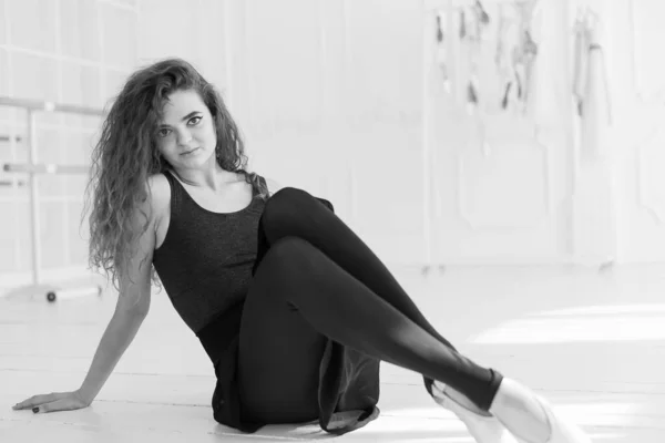 Ragazza ballerina con i capelli ricci. Foto in bianco e nero. BW — Foto Stock