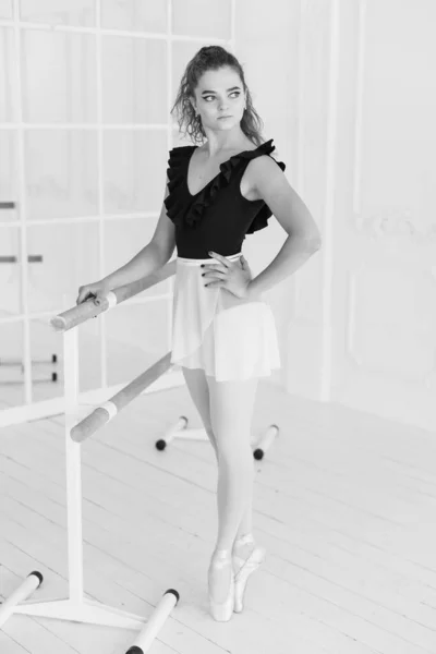 Meisje ballerina met krullend haar. Zwart-wit foto. BW — Stockfoto