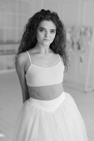 Meisje ballerina met krullend haar. Zwart-wit foto. BW — Stockfoto