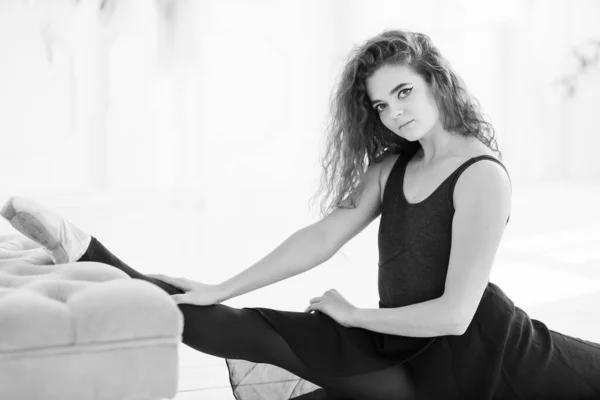 Bailarina con pelo rizado. Foto en blanco y negro. BW — Foto de Stock
