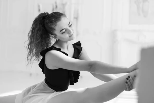 Flickballerina med lockigt hår. Svart och vitt foto. BW — Stockfoto
