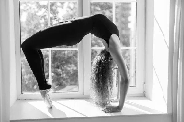 Lány balerina göndör hajjal. Fekete-fehér fotó. BW — Stock Fotó