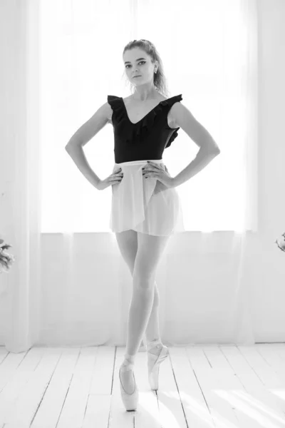 Bailarina menina com cabelo encaracolado. Foto em preto e branco. BW — Fotografia de Stock