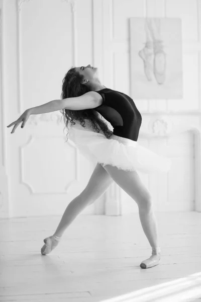 Bailarina menina com cabelo encaracolado. Foto em preto e branco. BW — Fotografia de Stock