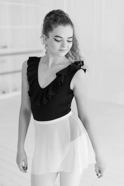 Ragazza ballerina con i capelli ricci. Foto in bianco e nero. BW — Foto Stock