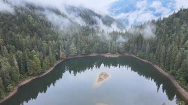 Lago de montaña Synevyr. Vista aérea de las montañas Cárpatos en otoño. Ucrania — Vídeos de Stock