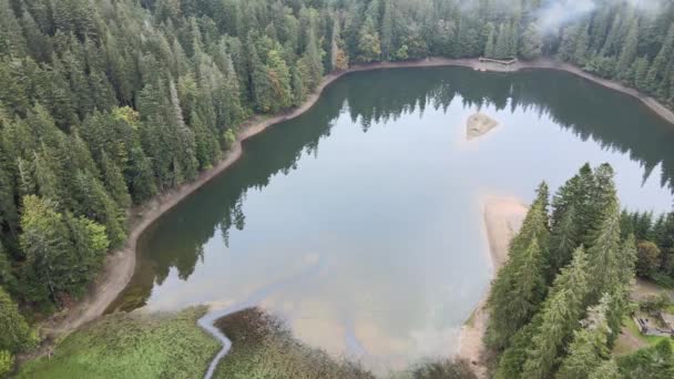 Lago de montaña Synevyr. Vista aérea de las montañas Cárpatos en otoño. Ucrania — Vídeo de stock