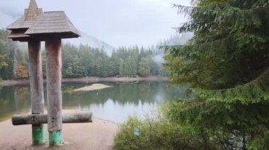 Dağ Gölü Synevyr. Sonbaharda Karpat Dağları 'nın havadan görünüşü. Ukrayna