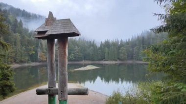 Dağ Gölü Synevyr. Sonbaharda Karpat Dağları 'nın havadan görünüşü. Ukrayna