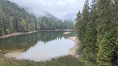Dağ Gölü Synevyr. Sonbaharda Karpat Dağları 'nın havadan görünüşü. Ukrayna