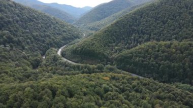 Sonbaharda Karpat Dağları 'nın havadan görünüşü. Ukrayna