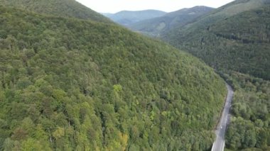 Sonbaharda Karpat Dağları 'nın havadan görünüşü. Ukrayna