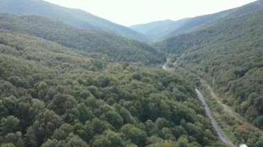 Sonbaharda Karpat Dağları 'nın havadan görünüşü. Ukrayna