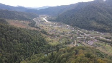 Sonbaharda Karpat dağlarındaki köyün hava manzarası. Ukrayna