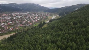 Sonbaharda Karpat dağlarındaki köyün hava manzarası. Ukrayna