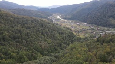 Sonbaharda Karpat dağlarındaki köyün hava manzarası. Ukrayna