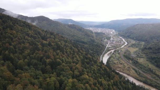 Vista aérea da aldeia nas montanhas dos Cárpatos no outono. Ucrânia — Vídeo de Stock