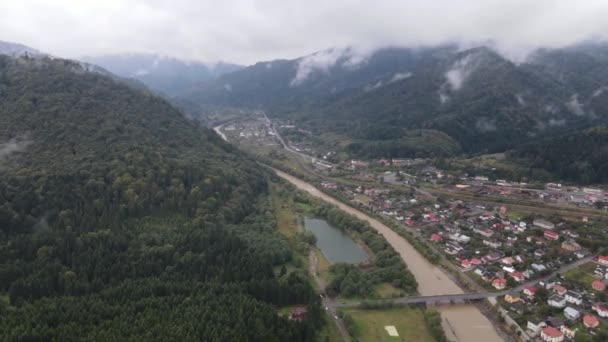 Vista aérea del pueblo en las montañas Cárpatos en otoño. Ucrania — Vídeos de Stock