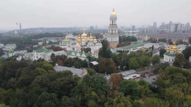 Kyjev, Ukrajina letecký pohled na podzim: Kyjev-Pechersk Lavra. Kyjev — Stock video