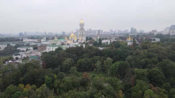 Kijów, Ukraina widok z lotu ptaka jesienią: Ławra Kijowska-Peczerska. Kijów — Wideo stockowe