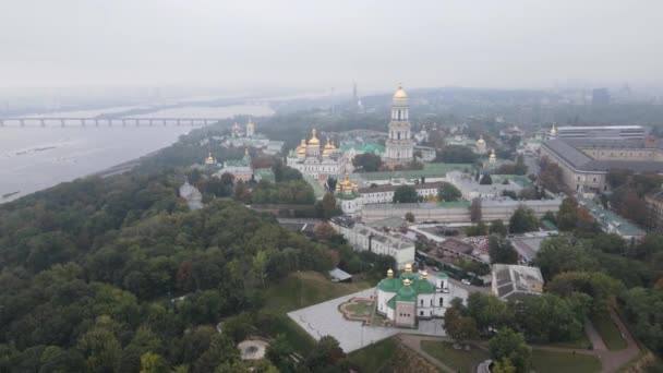 Восени київський повітряний вид: Київсько-Печерська лавра. Київ — стокове відео