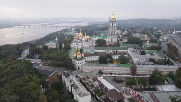 Kiev, Ucrânia vista aérea no outono: Kiev-Pechersk Lavra. Kiev — Vídeo de Stock