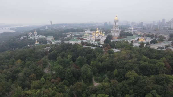 Kyjev, Ukrajina letecký pohled na podzim: Kyjev-Pechersk Lavra. Kyjev — Stock video