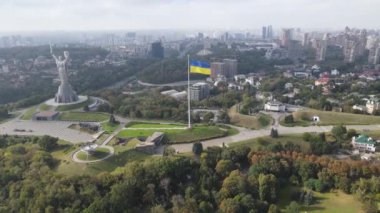 Kyiv, Ukrayna 'nın sonbahardaki hava manzarası: Ukrayna bayrağı. Kiev