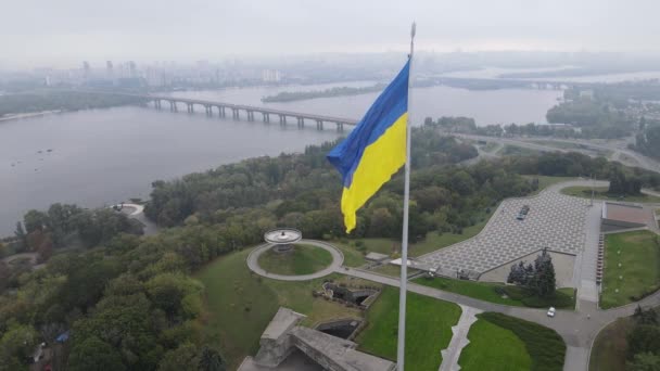 우크라이나의 키프 가을 항공 사진: 우크라이나 국기. 키예프 — 비디오