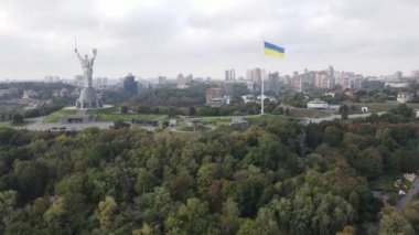 Kyiv, Ukrayna 'nın sonbahardaki hava manzarası: Ukrayna bayrağı. Kiev
