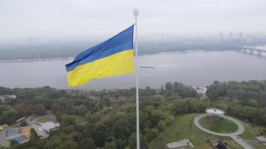Kyiv, Ukrayna 'nın sonbahardaki hava manzarası: Ukrayna bayrağı. Kiev
