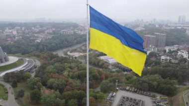 Kyiv, Ukrayna 'nın sonbahardaki hava manzarası: Ukrayna bayrağı. Kiev