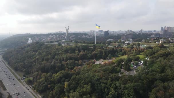 Kiev, Ucrania vista aérea en otoño: Bandera de Ucrania. Kiev — Vídeos de Stock