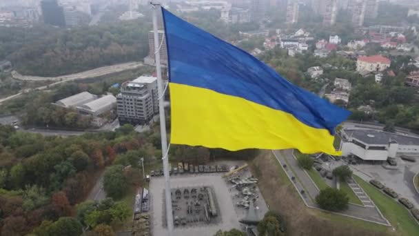 Kyiv, Ukraine aerial view in autumn : Ukrainian flag. Kiev — Stock Video