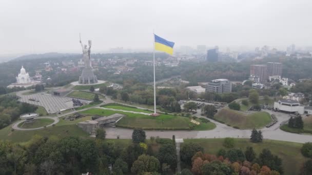 Kiev, Ucrania vista aérea en otoño: Bandera de Ucrania. Kiev — Vídeo de stock