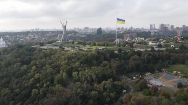 Κίεβο, Ουκρανία εναέρια άποψη το φθινόπωρο: Ουκρανική σημαία. Κίεβο — Αρχείο Βίντεο