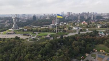 Kyiv, Ukrayna 'nın sonbahardaki hava manzarası: Ukrayna bayrağı. Kiev