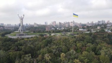 Kyiv, Ukrayna 'nın sonbahardaki hava manzarası: Ukrayna bayrağı. Kiev