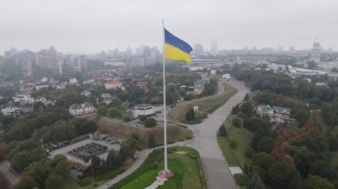 Kyiv, Ukrayna 'nın sonbahardaki hava manzarası: Ukrayna bayrağı. Kiev