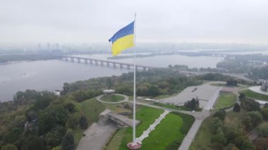 Kyiv, Ukrayna 'nın sonbahardaki hava manzarası: Ukrayna bayrağı. Kiev
