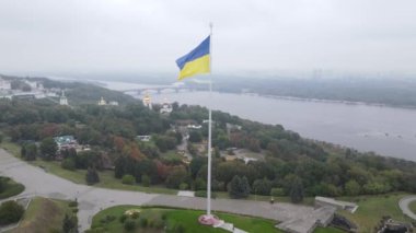 Kyiv, Ukrayna 'nın sonbahardaki hava manzarası: Ukrayna bayrağı. Kiev