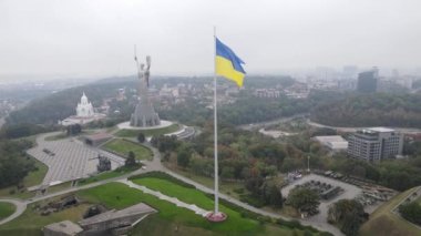 Kyiv, Ukrayna 'nın sonbahardaki hava manzarası: Ukrayna bayrağı. Kiev