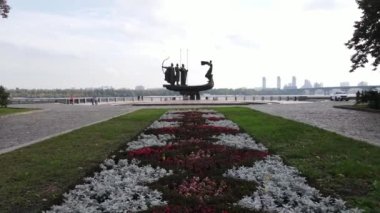 Kyiv, Ukrayna 'nın sonbaharda hava manzarası: Şehrin kurucularının anıtı. Kiev