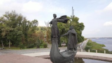 Kyiv, Ukrayna 'nın sonbaharda hava manzarası: Şehrin kurucularının anıtı. Kiev