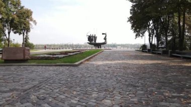 Kyiv, Ukrayna 'nın sonbaharda hava manzarası: Şehrin kurucularının anıtı. Kiev