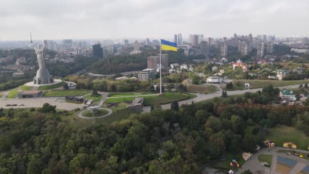 Kiew, Ukraine Luftaufnahme im Herbst: Ukrainische Flagge. Kiew — Stockvideo