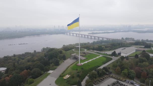 우크라이나의 키프 가을 항공 사진: 우크라이나 국기. 키예프 — 비디오
