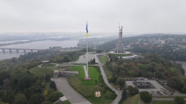 秋のウクライナの空の景色:ウクライナの国旗.キエフ — ストック動画