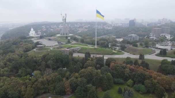 Kiev, Ucrania vista aérea en otoño: Bandera de Ucrania. Kiev — Vídeo de stock